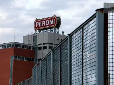 La grande insegna rossa e oro della Peroni